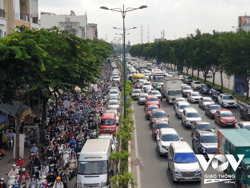 Theo đại diện Sở GTVT TP.HCM sáng nay, khu vực Nguyễn Thái Sơn - Phạm Văn Đồng xảy ra tình trạng đông xe.