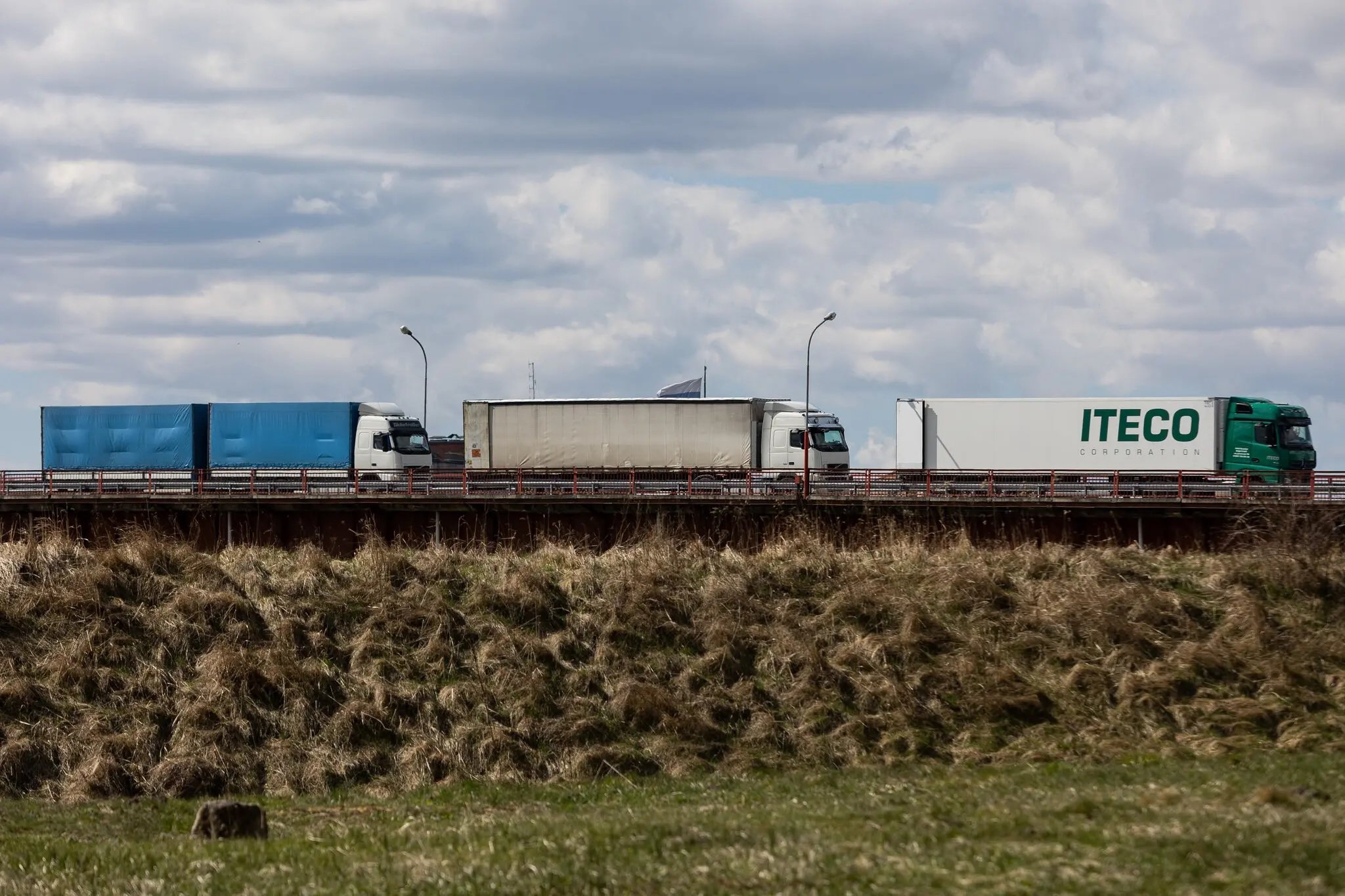 Xe tải xếp hàng tại Panemune, Lithuania gần cảng Kaliningrad của Nga hồi tháng 4. Ảnh: Getty Images