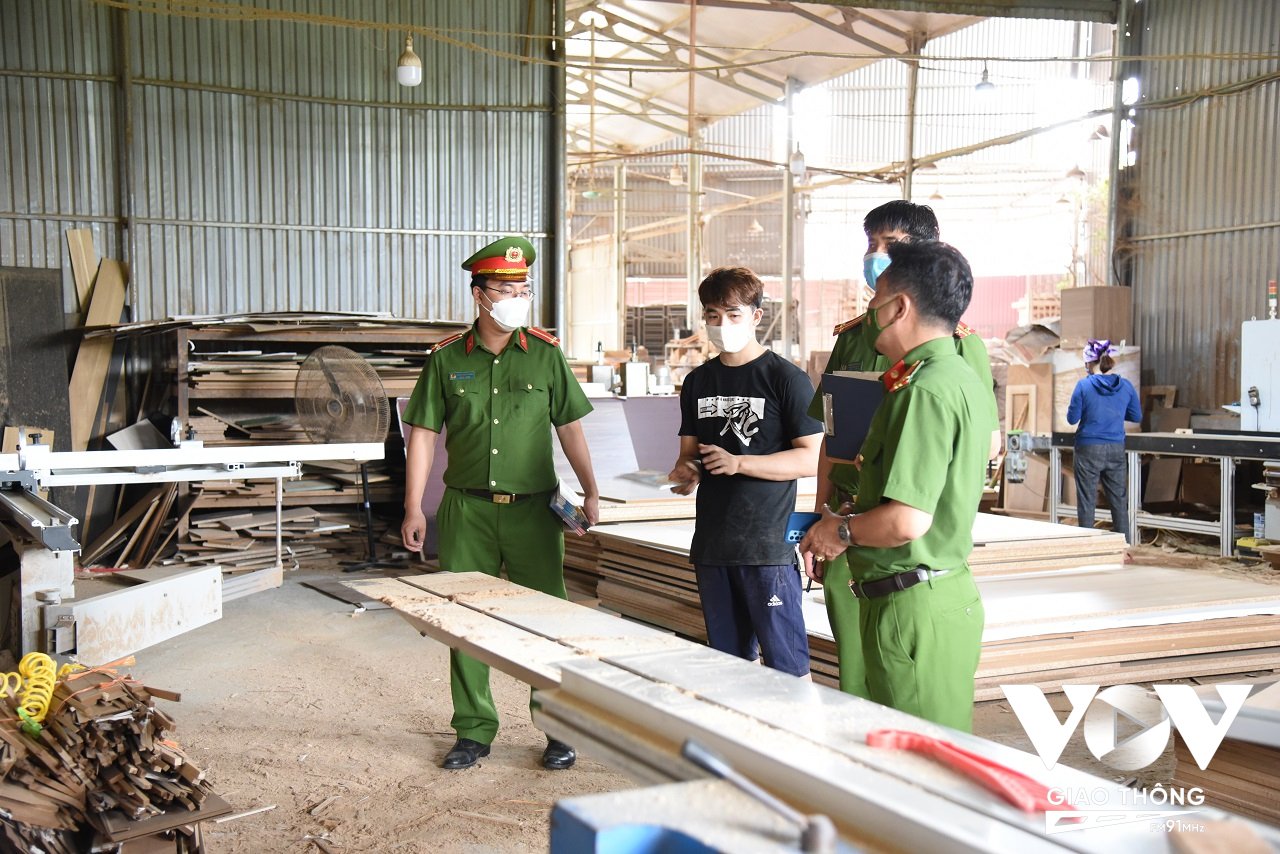 Cảnh sát PCCC&CNCH Công an huyện Phúc Thọ tuyên truyền công tác PCCC tại các kho, xưởng sản xuất trong khu dân cư.