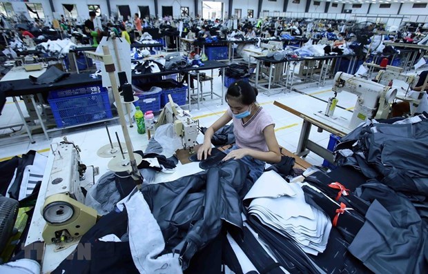 Nhà mua hàng Mỹ và EU tăng mạnh nhập khẩu quần áo và giày dép từ Việt Nam trong 4 tháng 2022. Ảnh minh họa: TTXVN
