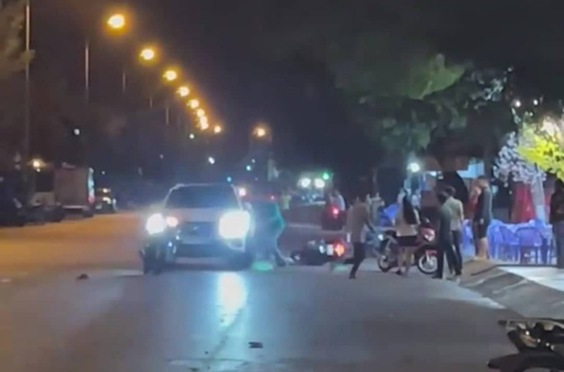 Khoảnh khắc tài xế lái ô tô chạy loạn xạ, cố tông vào nhóm người vừa đánh mình tại khu vực bờ kè đường Phạm Văn Đồng, TP Phan Thiết, Bình Thuận - Ảnh cắt từ camera an ninh