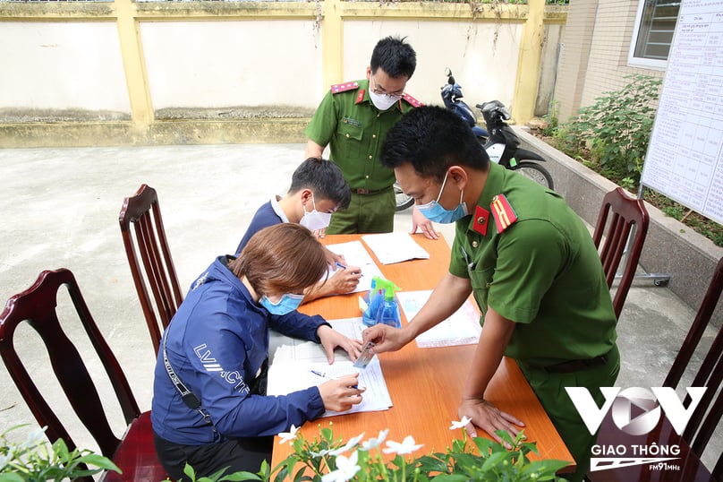 Công an xã Nam Hồng (Đông Anh, Hà Nội) hướng dẫn người dân làm thủ tục đăng ký xe