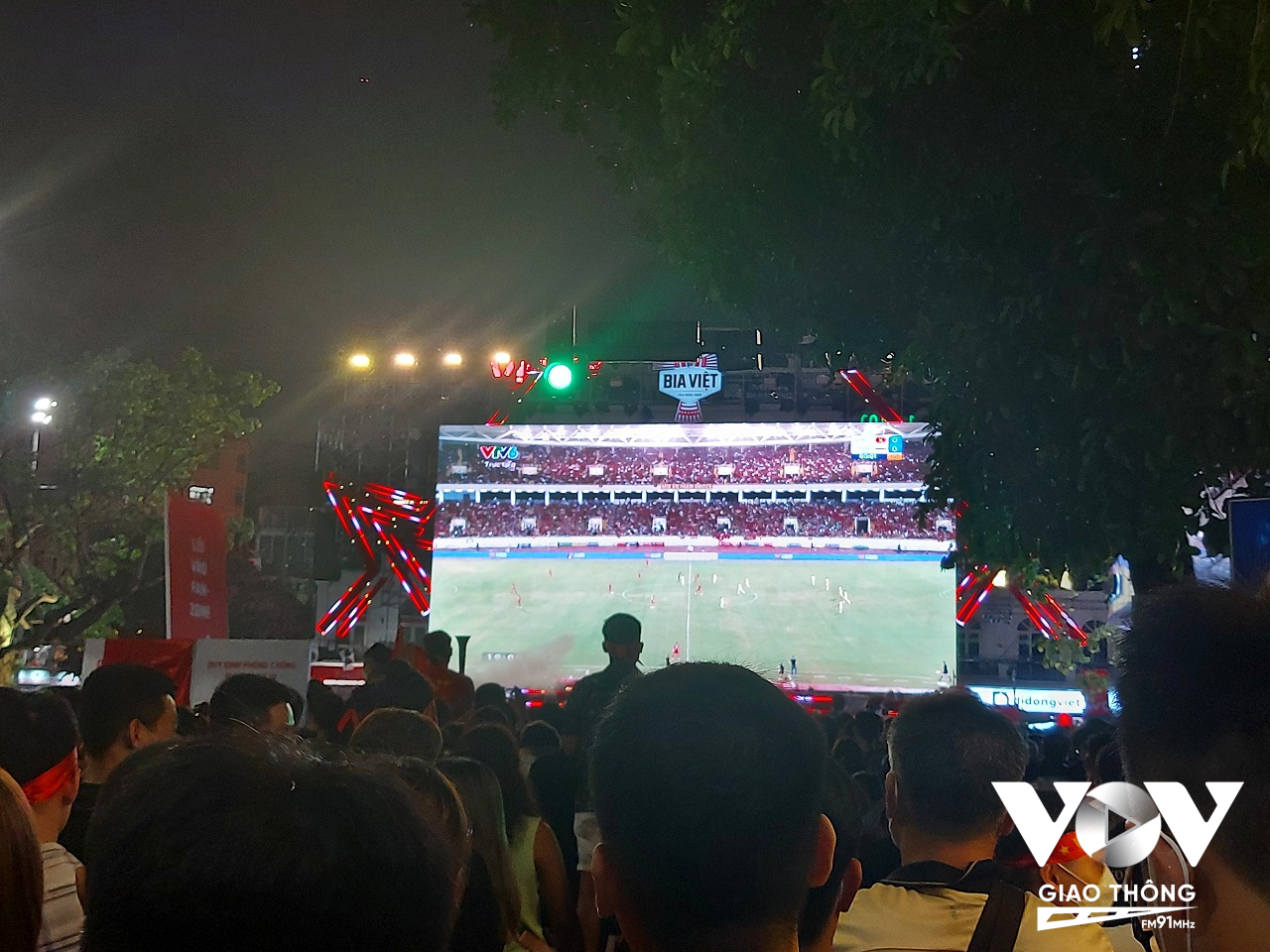 Thay vì chọn vào sân Mỹ Đình, nhiều người dân Hà Nội đã chọn quảng trường Đông Kinh Nghĩa Thục để theo dõi trận bóng đá Chung kết giữa U23 Việt Nam - Thái Lan.