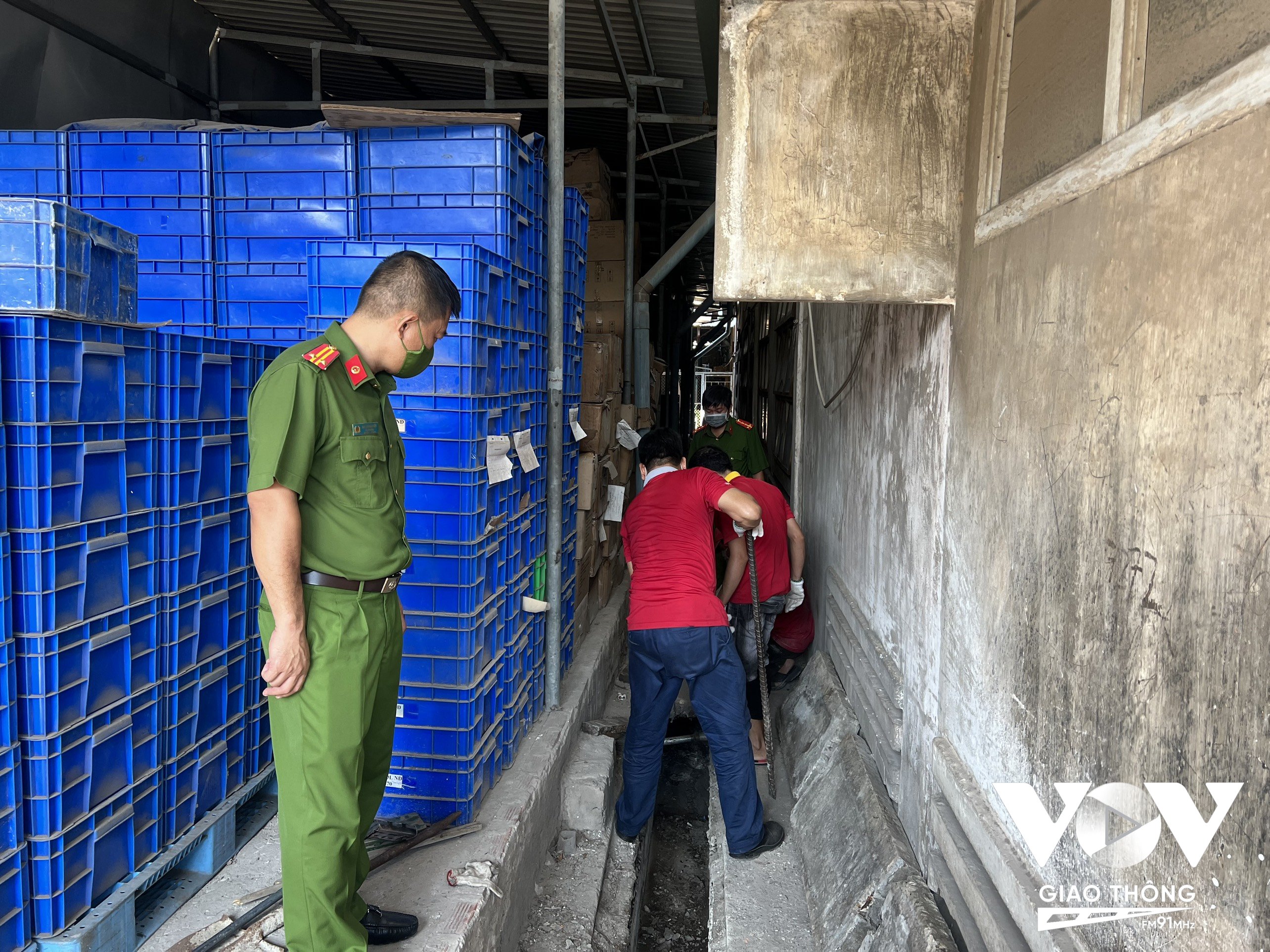 Các đơn vị chức năng tiến hành thu gom số chất thải nguy hại tại Công ty CP Bóng đèn Điện Quang