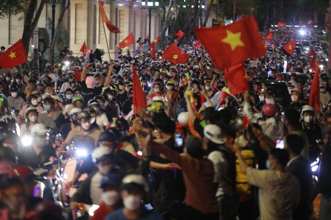 Hàng nghìn người đến đường Đồng Khởi, quận 1 tụ tập tại khu vực nhà hát lớn, cùng hò reo, thổi kèn, vẫy cờ đỏ cả một góc phố (Nguồn: VnExpress)