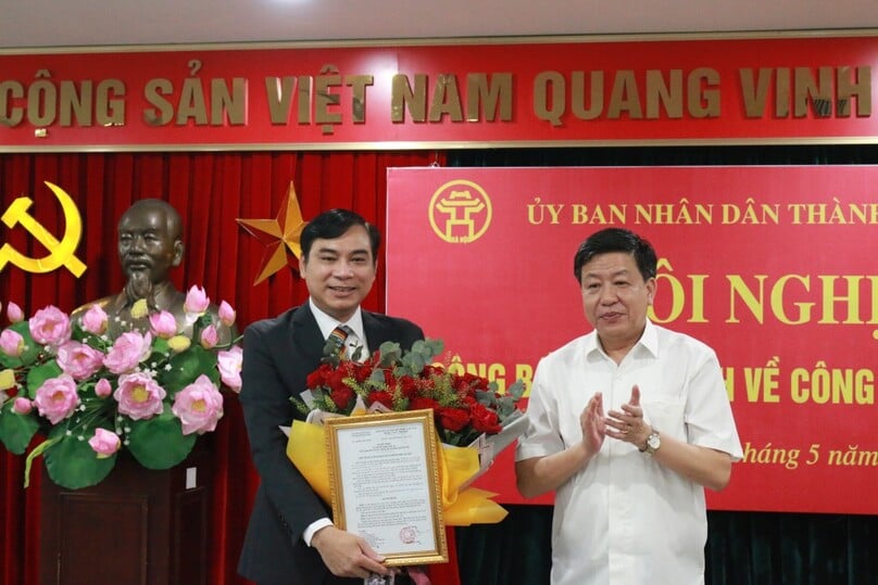 Phó Chủ tịch UBND TP Hà Nội Dương Đức Tuấn trao quyết định bổ nhiệm cho đồng chí Đào Duy Phong