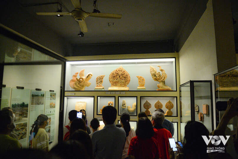 Sau đó, du khách tham gia trải nghiệm có cơ hội chạm gần hơn vào lịch sử khi được chiêm ngưỡng những hiện vật gắn với các triều đại phong kiến Việt Nam.