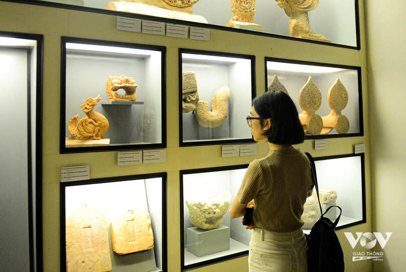 Qua các cổ vật du khách có thể hình dung một phần lịch sử của Hoàng thành Thăng Long trải dài từ thế kỷ VII đến thế kỷ XIX, xuyên suốt các triều đại: Đại La, Lý, Trần, Mạc, Lê và Nguyễn.