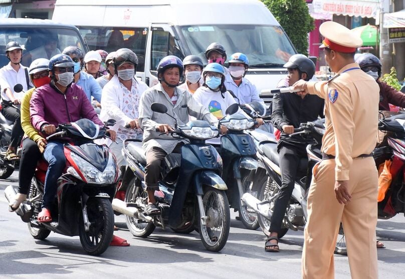 Việc có được bằng lái xe máy không khó khiến nhiều người thiếu tôn trọng pháp luật, tiềm ẩn nguy hiểm khi lưu thông (Ảnh minh họa)