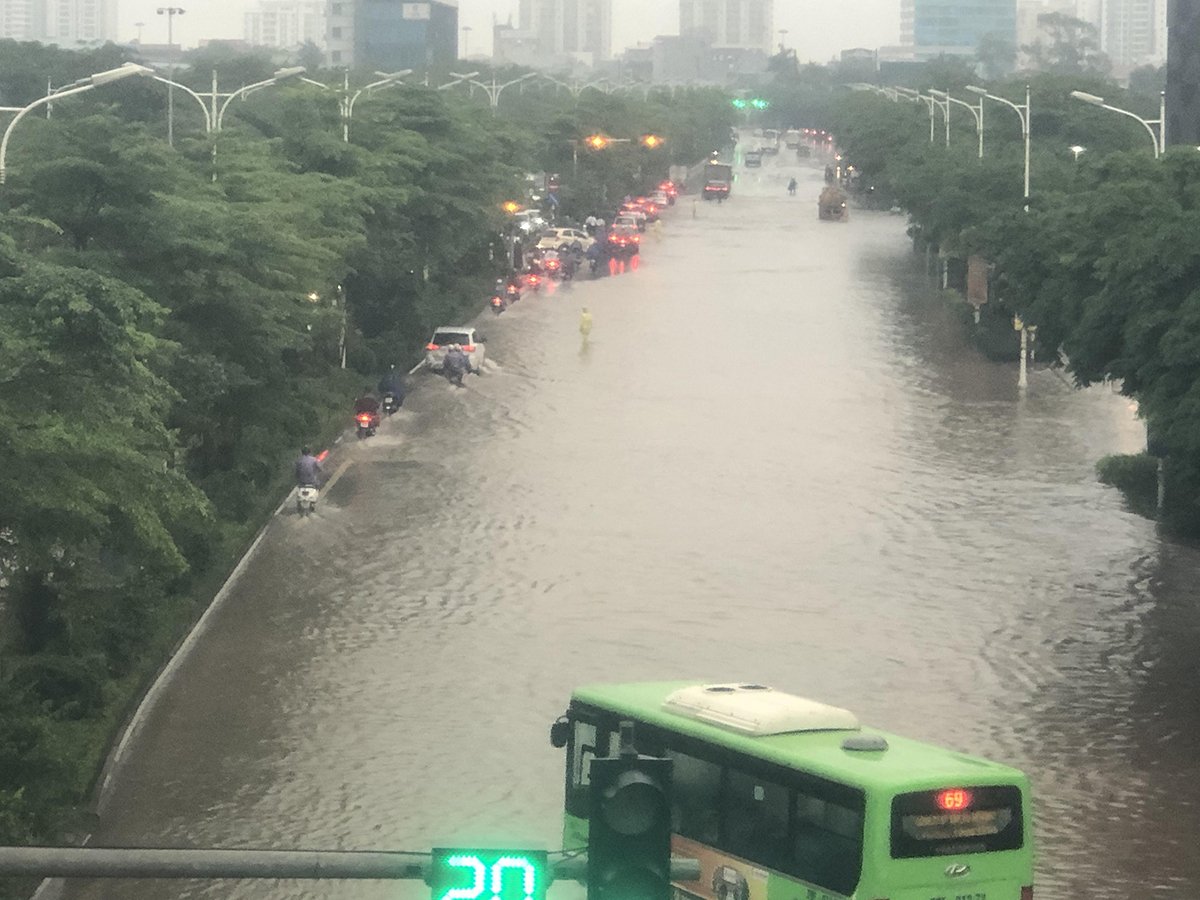 Tại phía đông thành phố, trục đường Cổ Linh và Đàm Quang Trung có nhiều đoạn ngập nước diện rộng. Ảnh: Nguyễn Minh