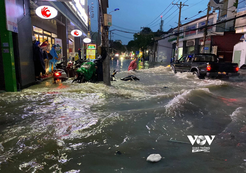 Tại đường Tô Ngọc Vân đoạn qua phường Linh Đông (quận Thủ Đức), nước từ con kênh lớn chảy ra đường gây ngập lút bánh xe.