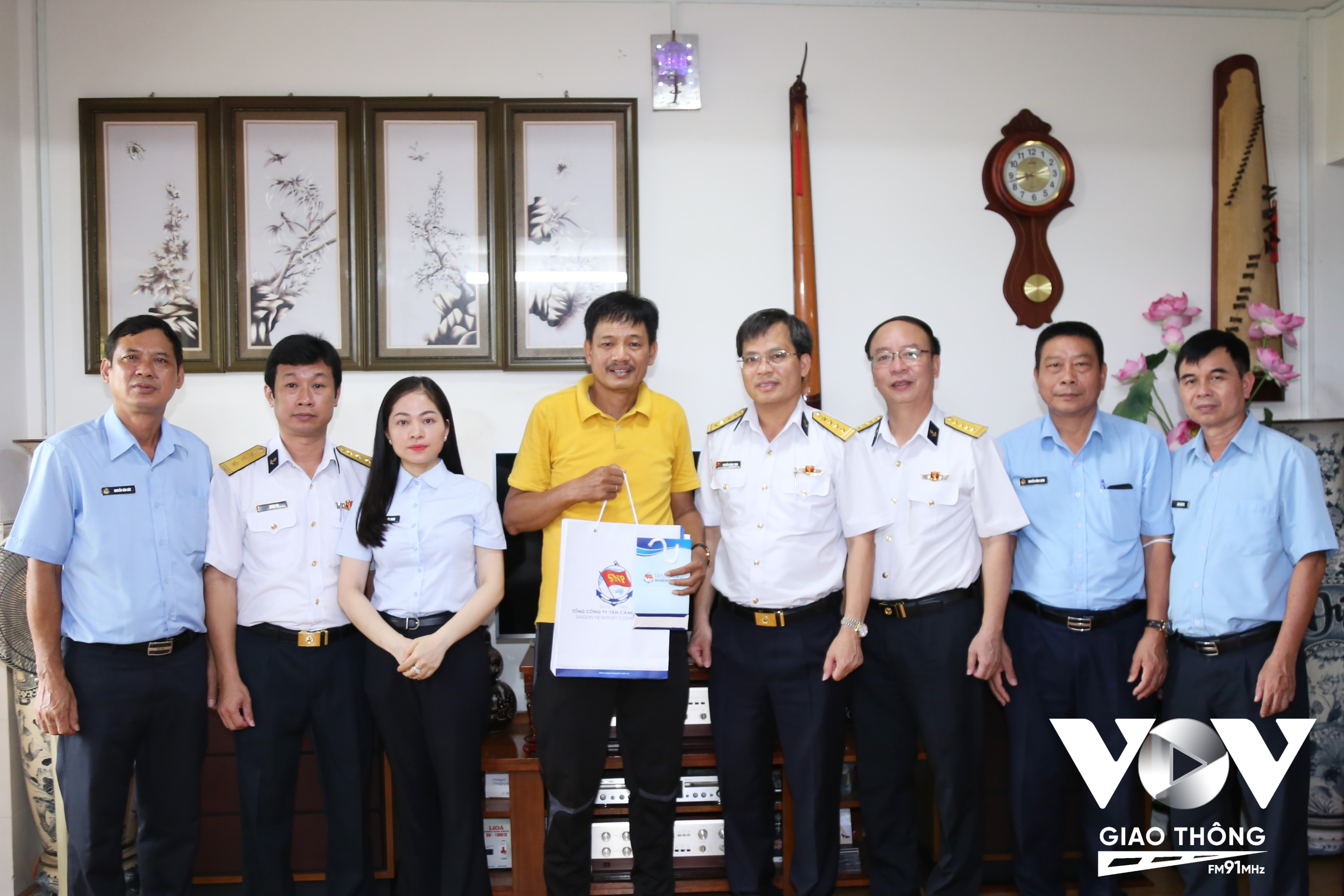 Đại tá Nguyễn Năng Toàn tặng quà cho gia đình anh Phạm Huy Tin thuộc Công ty Kho vận Tân Cảng. Ảnh: Công Hoan (Tân Cảng Sài Gòn)