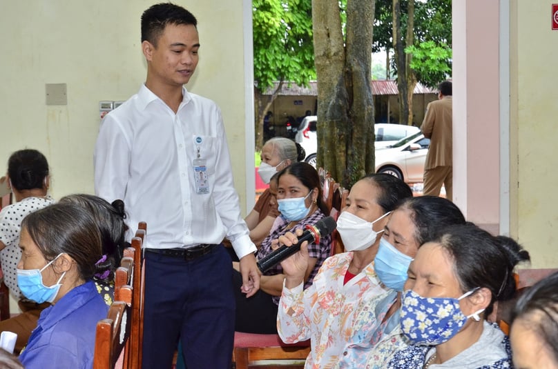 Ông Nguyễn Phi Hùng - Thư ký tổ an toàn đường CHC đặt câu hỏi, tuyên truyền cho người dân