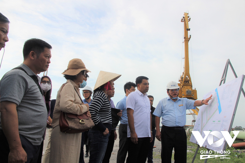 Các đại biểu đã thăm quan Cảng Hậu Giang thuộc Công ty TNHH MTV Dịch vụ Hàng hải Hậu Giang (VIMC Hậu Giang), tại Khu công nghiệp Sông Hậu, huyện Châu Thành, tỉnh Hậu Giang vào chiều ngày 25-5