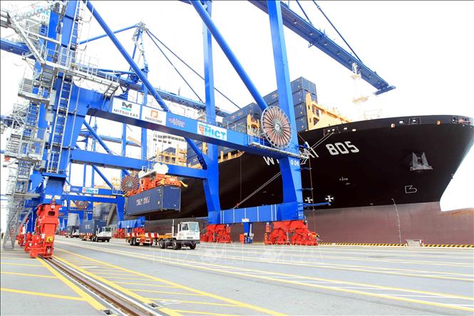 Hoạt động bốc xếp hàng nhập khẩu tại cảng biển Hải Phòng (Ảnh minh họa: TTXVN)