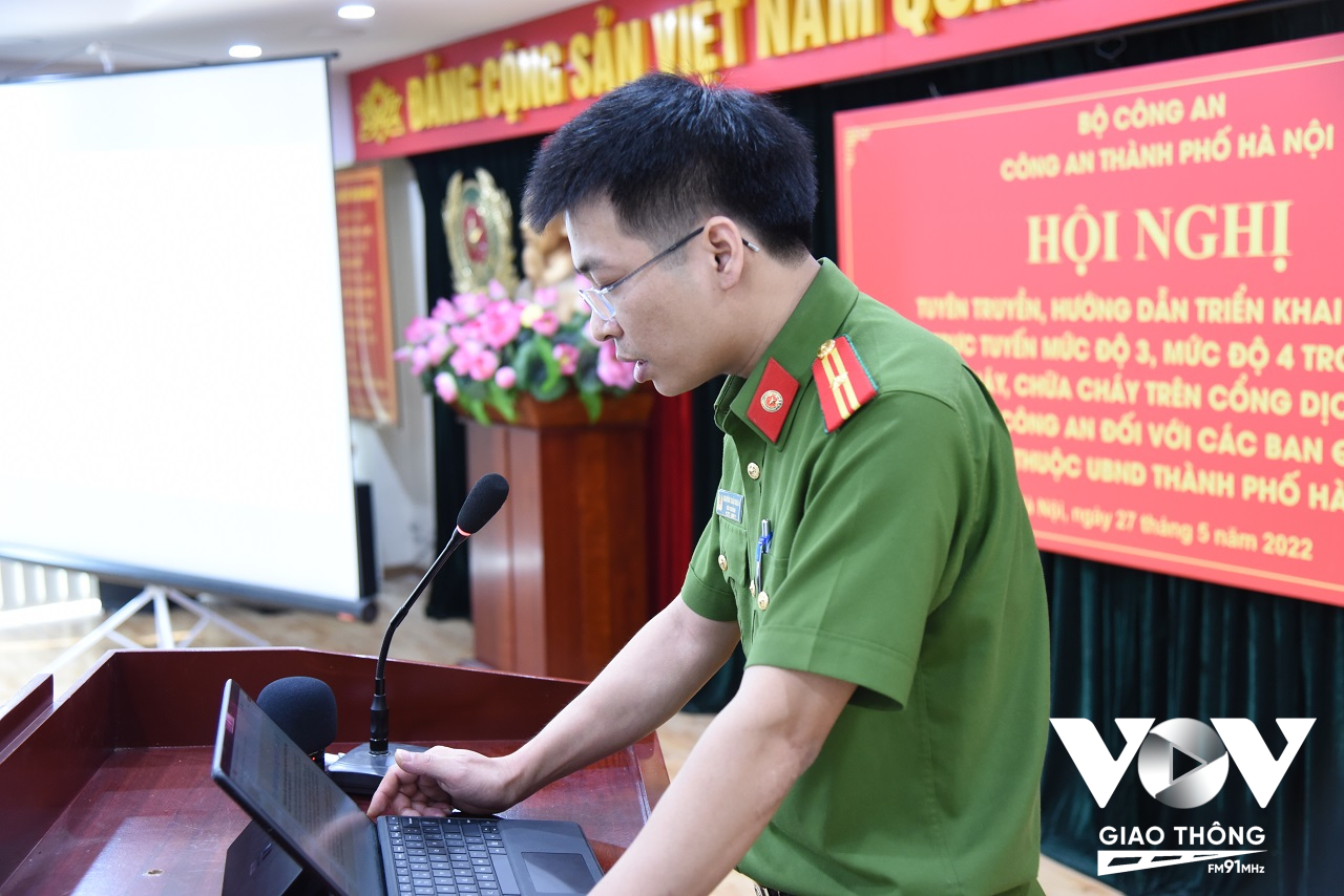 Thiếu tá Nguyễn Tuấn Dương – Đội trưởng Đội Công tác Phòng cháy (PC07) hướng dẫn triển khai dịch vụ công trực tuyến mức độ 3, mức độ 4 các TTHC trong lĩnh vực PCCC trên Cổng dịch vụ công Bộ Công an.