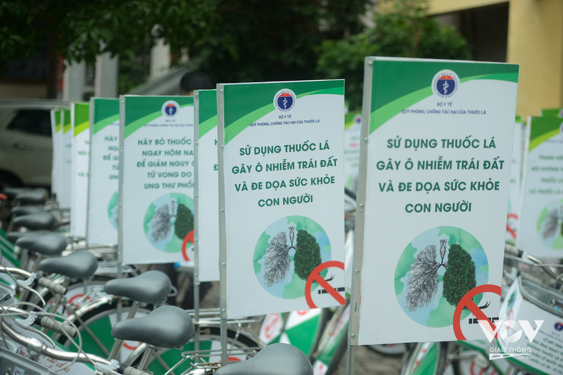 Trên mỗi chiếc xe đạp đều được gắn một thông điệp nhằm tuyên truyền tới người dân về tác hại của thuốc lá