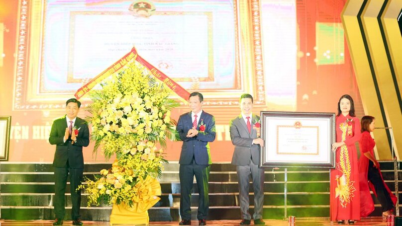 Bí thư Tỉnh ủy Bắc Giang Dương Văn Thái chúc mừng và biểu dương những thành tích, kết quả mà Đảng bộ, chính quyền và nhân dân huyện Hiệp Hòa đã nỗ lực phấn đấu và đạt được trong thời gian qua.