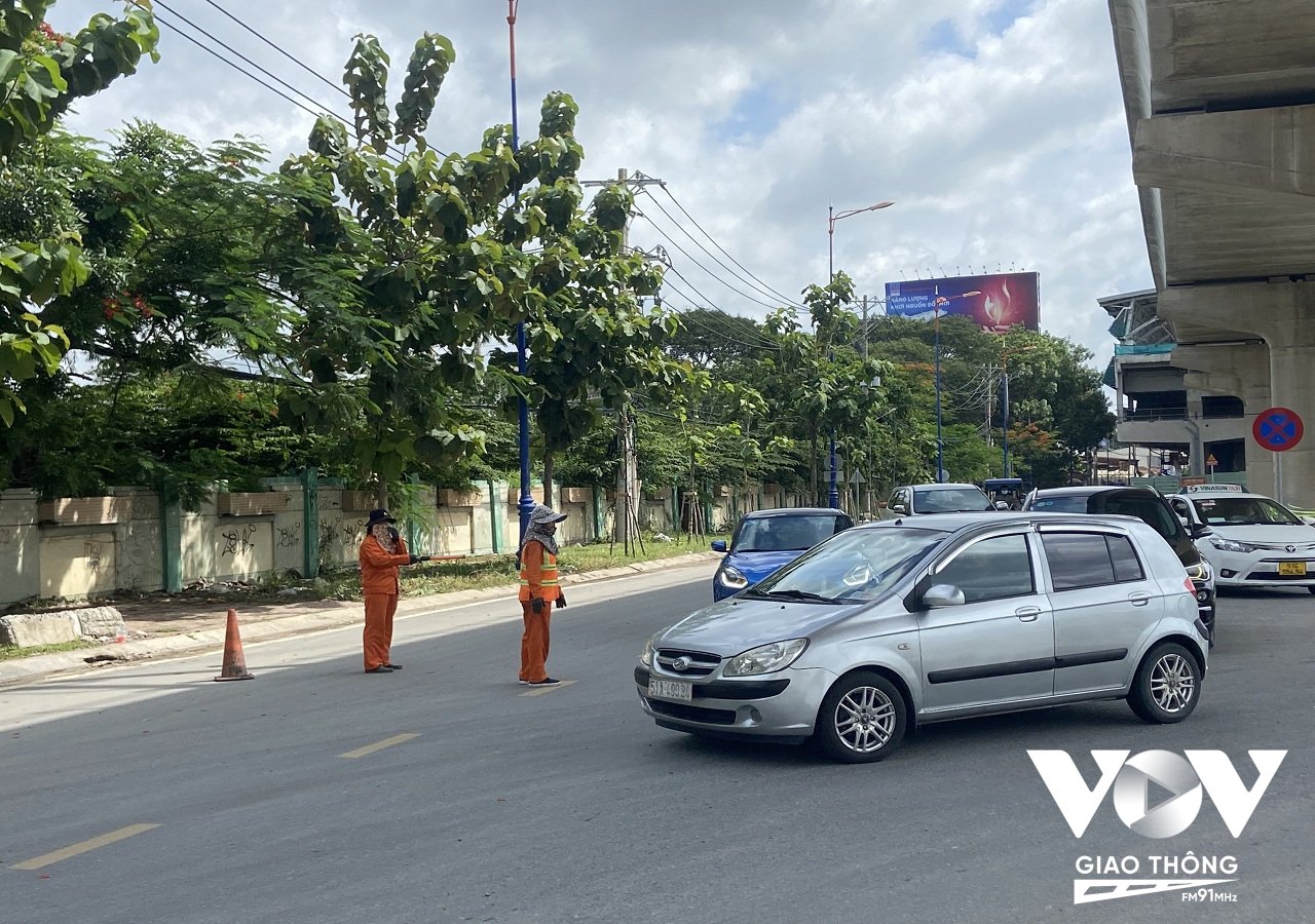 Nhân viên hướng dẫn ô tô lưu thông trên đường song hành trái (Nguyễn Văn Bá) hướng ra trạm thu phí.