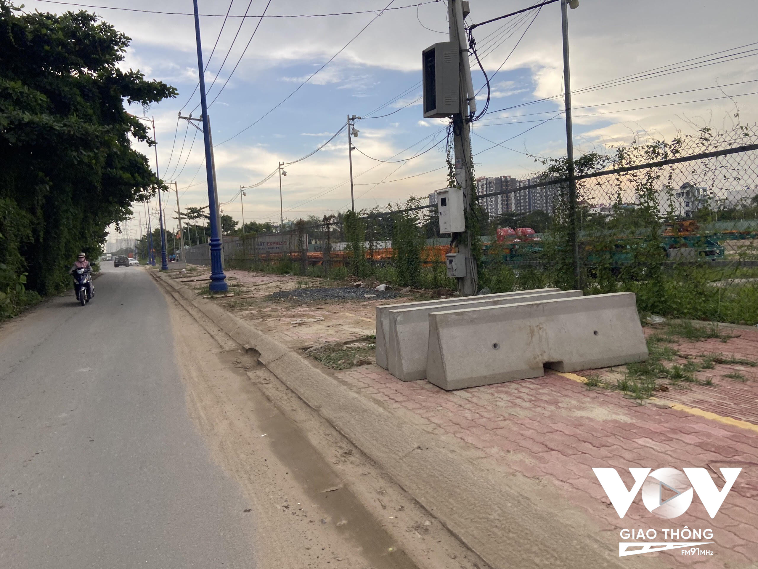 Đường song hành xa lộ Hà Nội đã được tháo dỡ khối bê tông