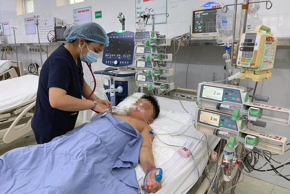 Một bệnh nhi bị sốc sốt xuất huyết nặng điều trị tại Bệnh viện Nhi đồng Đồng Nai - Ảnh: Tuổi trẻ