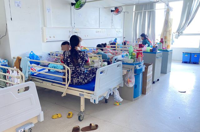 Nhiều trẻ em mắc sốt xuất huyết phải nhập viện tại Bệnh viện Nhi Đồng Thành phố (TP.HCM). Ảnh: Sức khỏe và đời sống