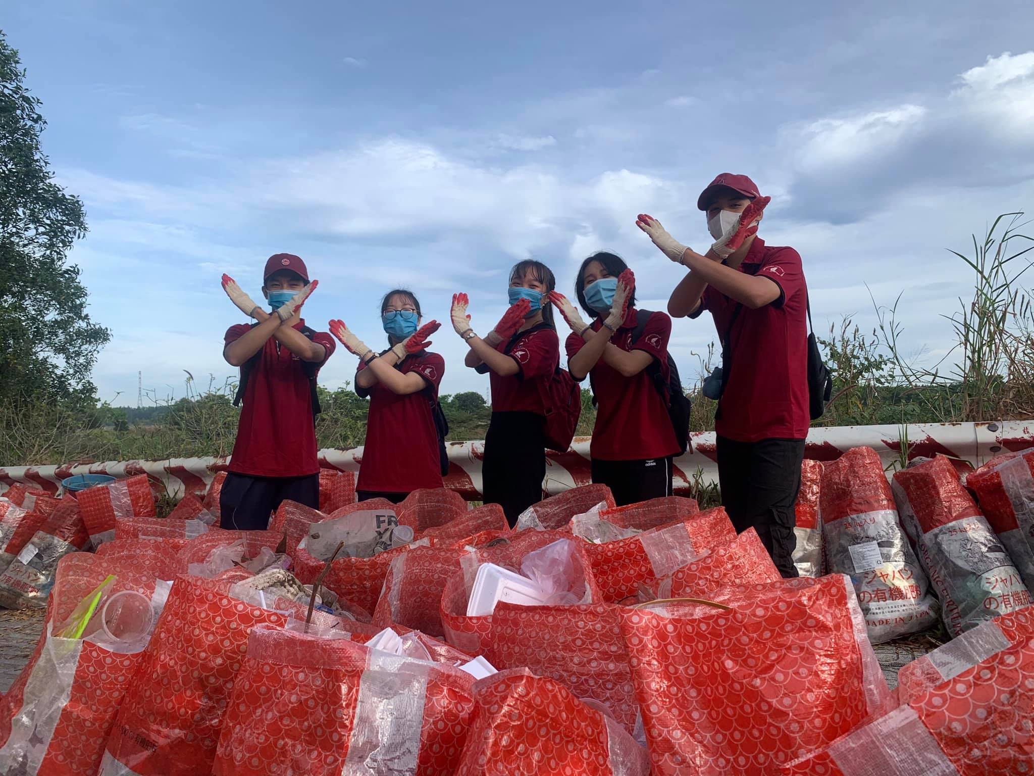 Các tình nguyện viên của Chiến dịch Clean Up Việt Nam