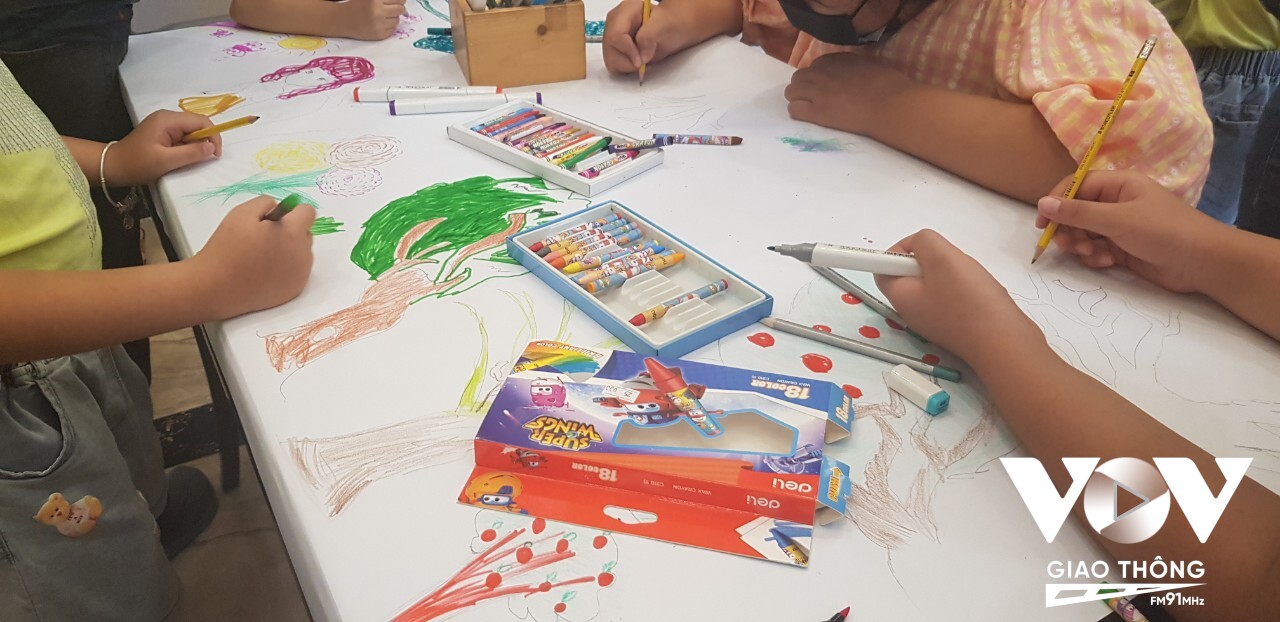Hoạt động trải nghiệm trẻ em tập làm hoạ sĩ - “Cùng nhau vẽ tương lai” do câu lạc bộ Simple Art tổ chức, thu hút sự tham gia đông đảo các em thiếu nhi.