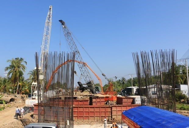 Nhà thầu thi công trên công trường dự án đầu tư xây dựng cầu Mỹ Thuận 2, thành phố Vĩnh Long, tỉnh Vĩnh Long. (Ảnh: Phạm Minh Tuấn/TTXVN)