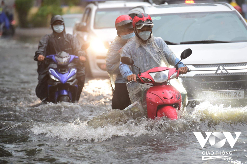 Chiều nay (2/6), mưa lớn đã đổ xuống tại khu vực TP.HCM cùng các khu vực lân cận như Bình Dương, Đồng Nai, Long An… khiến nhiều nơi bị ngập nặng.