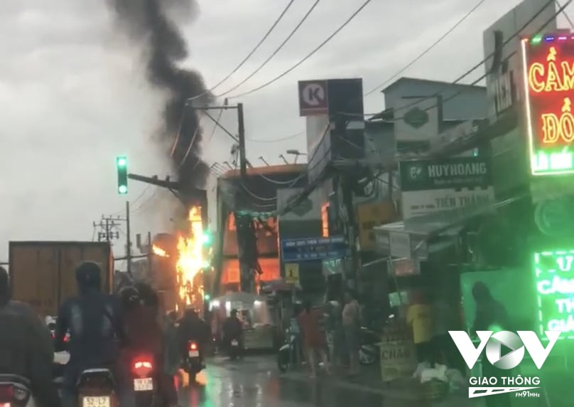 Ảnh hưởng của mưa, 1 cột điện trên quốc lộ 50 đoạn qua huyện Bình Chánh đã phát nổ và gây cháy.