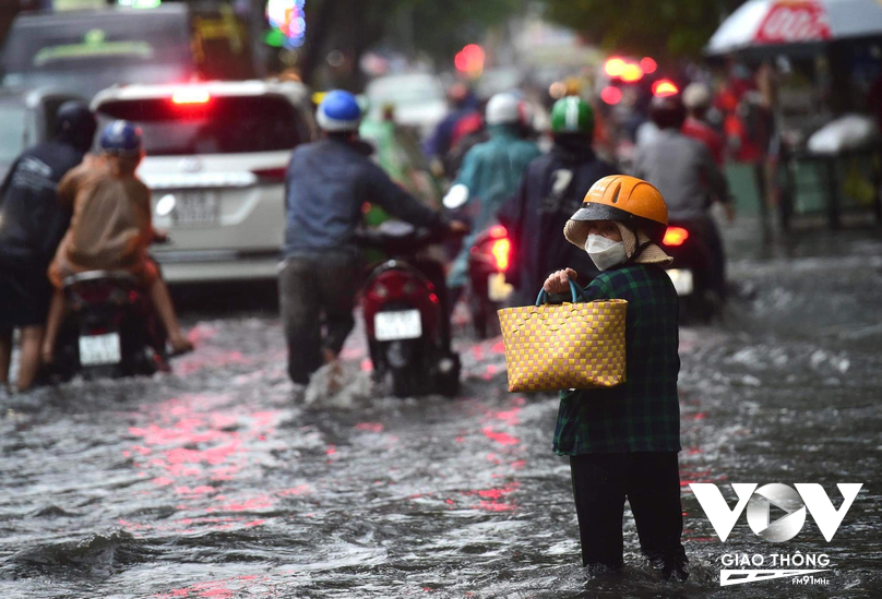 Tại TP.HCM, mưa như trút nước bắt đầu khoảng 15h và rải rác đến hơn 17h khiến nhiều người dân di chuyển trên đường gặp khó khăn.
