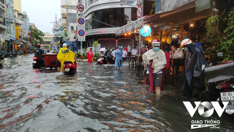Trên đường Bùi Viện (quận 1) nhiều đoạn biến thành “sông”, nhiều người dân phải lội nước để về nhà.