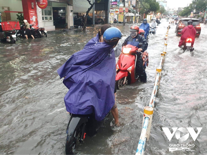 Đường Nguyễn Văn Khối, quận Gò Vấp ngập nửa bánh xe máy.