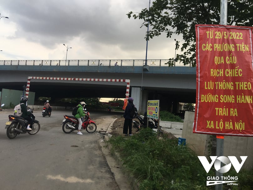 Nhiều phương tiện xe máy thay vì đi đúng lộ trình cũng chọn “giải pháp” leo xe lên dải phân cách nơi chủ đầu tư BOT xa lộ Hà Nội chặn lại để lưu thông lên cầu Rạch Chiếc.
