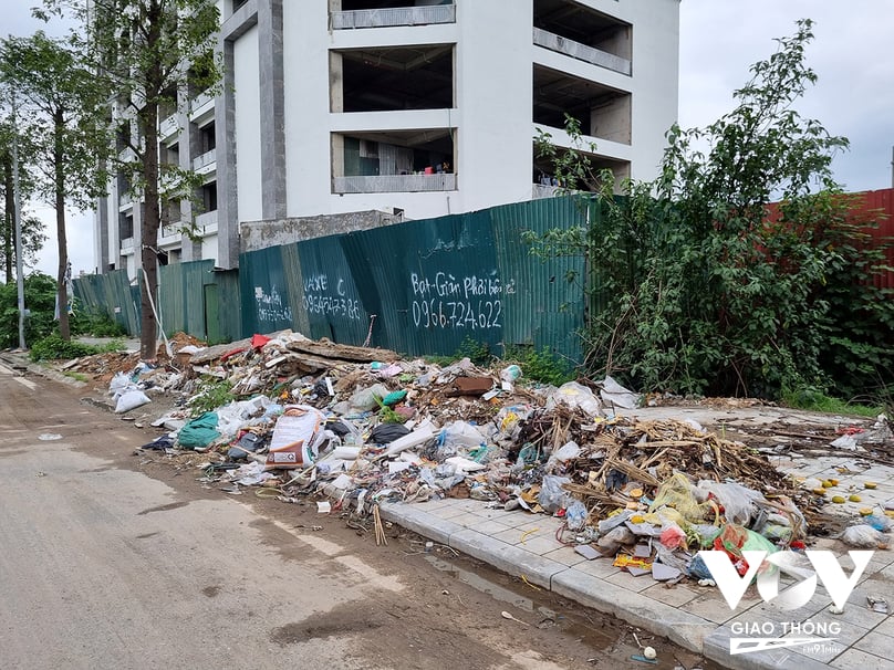 Những bãi rác tự phát với đủ loại rác thải sinh hoạt, vật liệu xây dựng khá phổ biến ở vùng ven đô, nơi đang diễn ra quá trình đô thị hóa nhanh