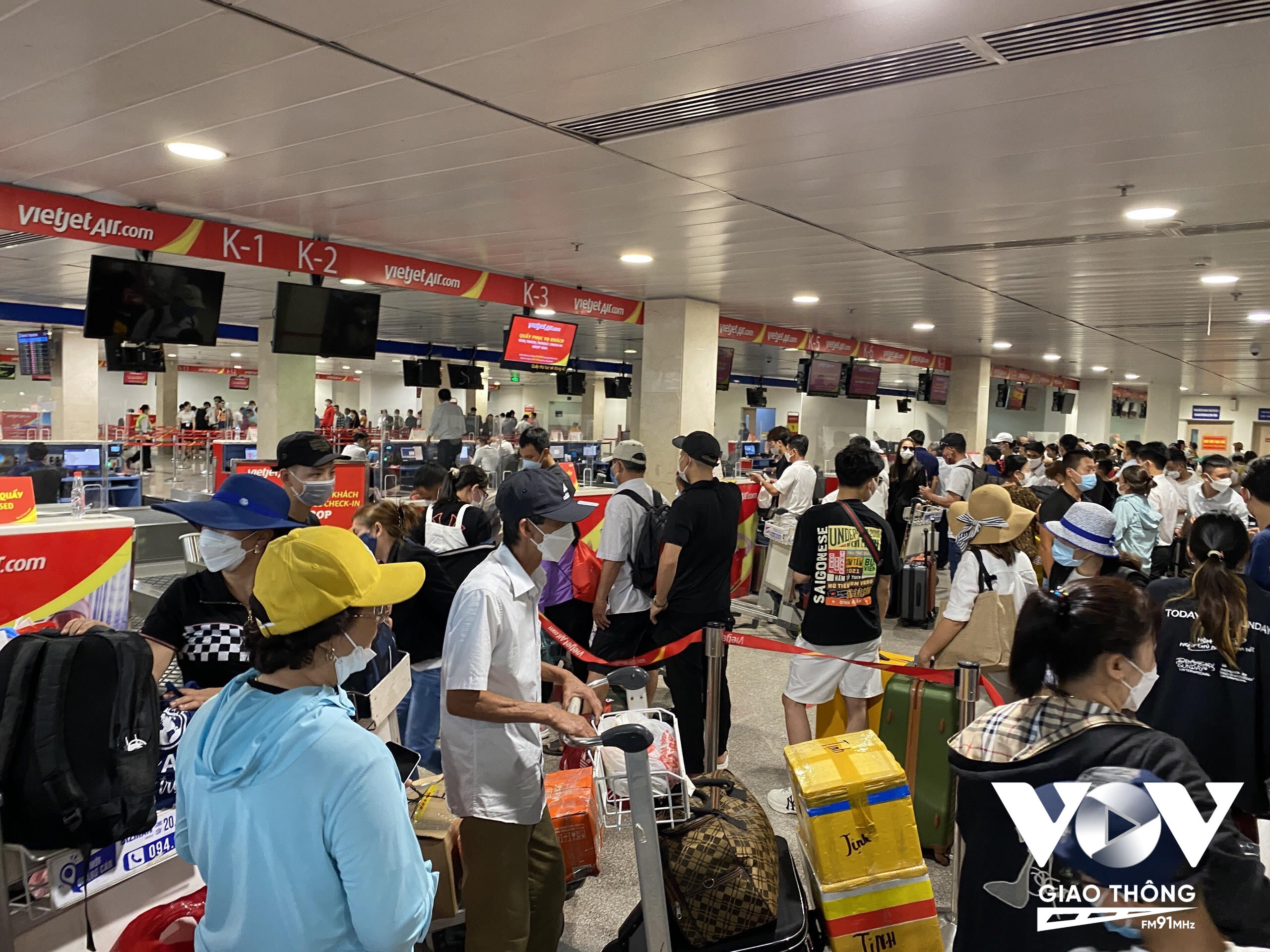 Đến chiều nay (4/6), khu vực check in lấy vé tại hãng Vietjet tại sân bay Tân Sơn Nhất (TP.HCM) vẫn còn rất đông đúc hành khách xếp hàng dài chờ đợi để làm thủ tục. Theo đại diện Cảng vụ Miền Nam, hệ thống check-in của hãng Vietjet vẫn đang tiếp tục bị lỗi khiến nhiều chuyễn bay bị chậm, trễ chuyến.