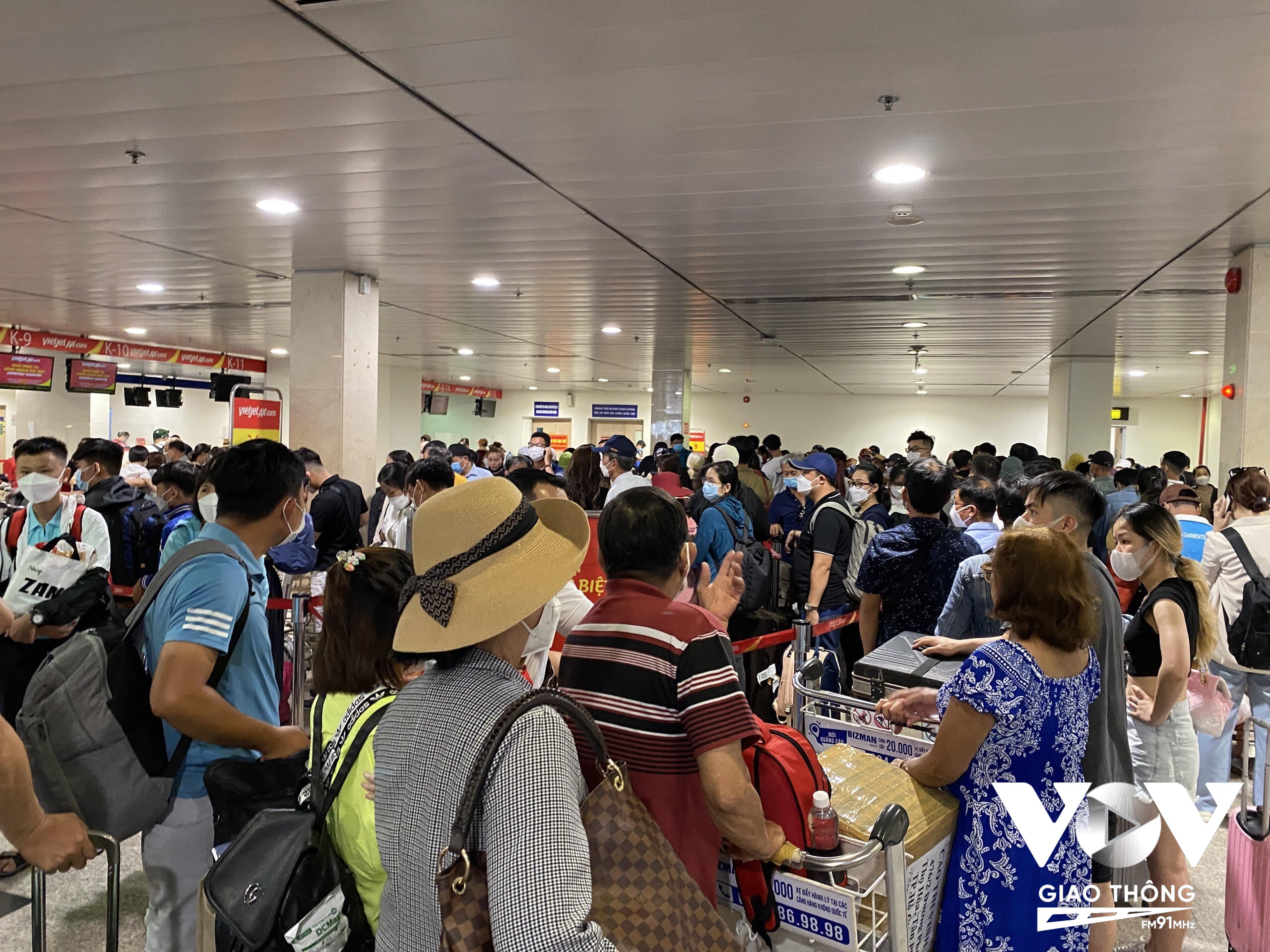 Theo báo cáo của Vietjet, từ sáng 3/6, hệ thống check-in của VJ có lỗi kết nối với hệ thống của Cảng hàng không quốc tế Tân Sơn Nhất (TIA) dẫn đến việc không thể in được thẻ lên tàu và thẻ hành lý.