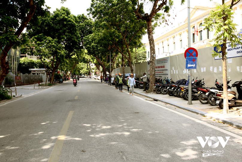 Vỉa hè thì bị chiếm dụng làm nơi trông xe trái phép. Còn người đi bộ buộc phải đi dưới lòng đường. Ảnh chụp tại công trường Bện viện K, Quán Sứ (Hà Nội)