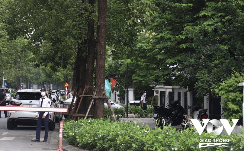 Cũng trong chiều 7/6, Lực lượng công an, viện kiểm sát có mặt tại khu vực nhà riêng cựu Chủ tịch UBND TP Hà Nội Chu Ngọc Anh (khu đô thị trên địa bàn phường Cầu Diễn, quận Nam Từ Liêm, Hà Nội);