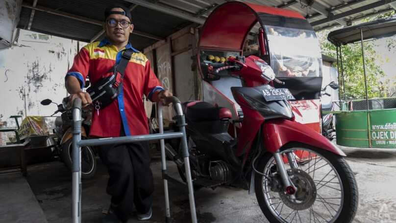 Anh Tri Hartanto, 33 tuổi, tài xế của dịch vụ Difa Bike. Ảnh: CNA