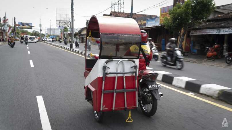 Một chiếc xe máy thuộc dịch vụ Difa Bike đang di chuyển trên đường phố ở Yogyakarta, Indonesia. Ảnh: CNA