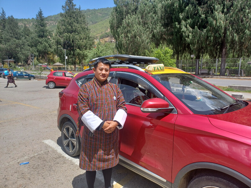 Tài xế taxi Dorji Wangchuk bên chiếc ô tô điện mà anh mới mua thông qua chương trình của chính phủ nhằm đẩy mạnh số lượng xe điện lưu thông trên đường phố. ảnh: Reuters