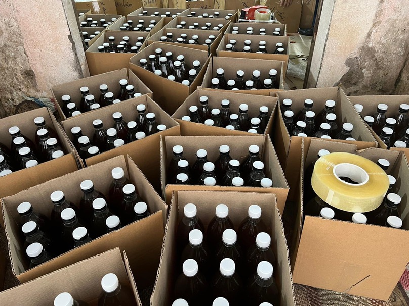Kiểm đếm thực tế, lực lượng chức năng ghi nhận 2.470 lít mật ong giả có tên Hương Nhãn đã được đóng gói thành phẩm; cùng với đó là 540 chai chưa đóng nhãn - bán thành phẩm.