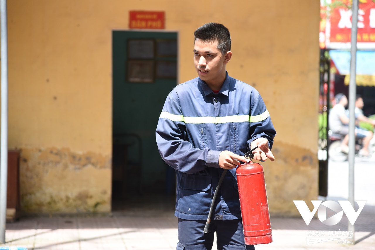 Thượng úy Lê Công Minh – Cán bộ đội PCCC&CNCH Công an huyện Thanh Oai hướng dẫn các thao tác sử dụng bình chữa cháy