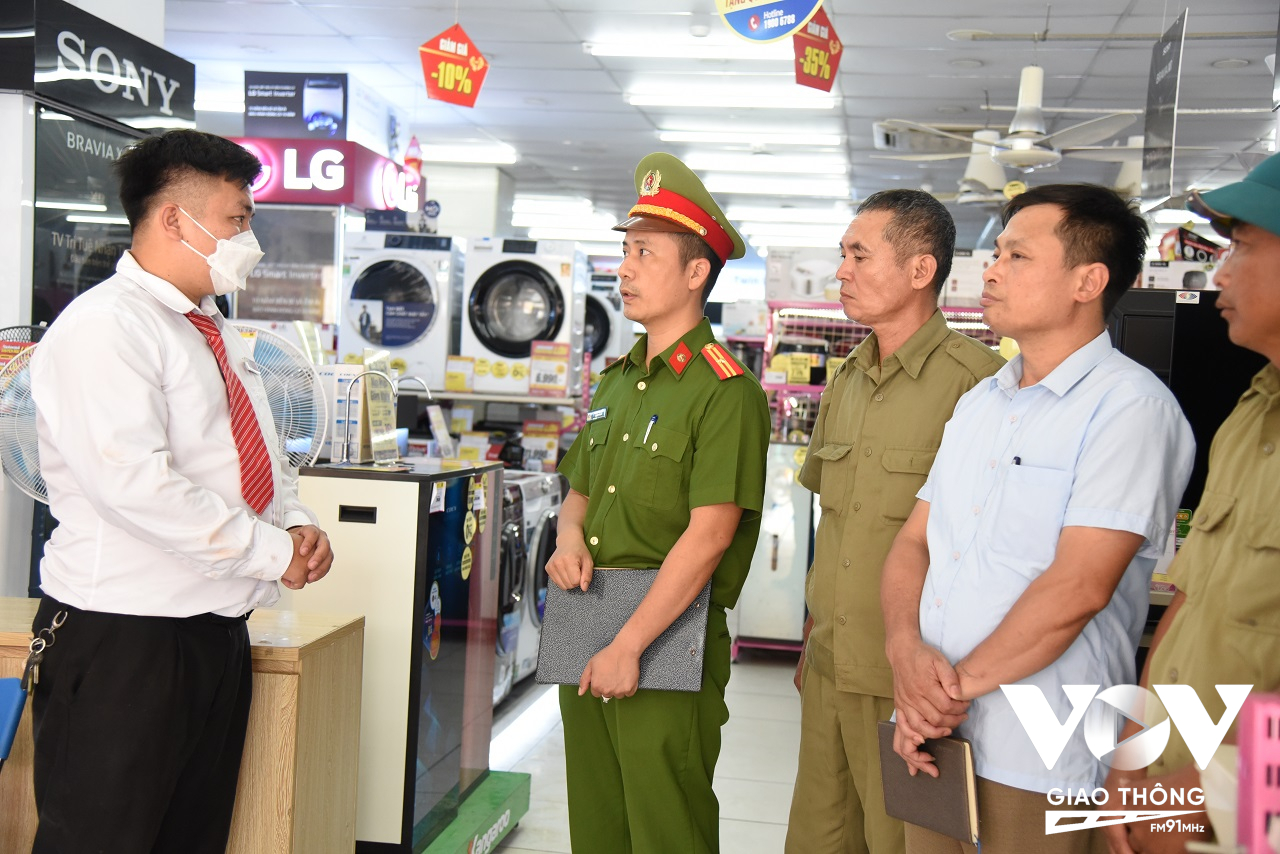 Cảnh sát PCCC huyện Thanh Oai cùng đại diện UBND thị trấn Kim Bài và lực lượng PCCC dân phòng tuyên truyền về an toàn PCCC tại một cơ sở kinh doanh