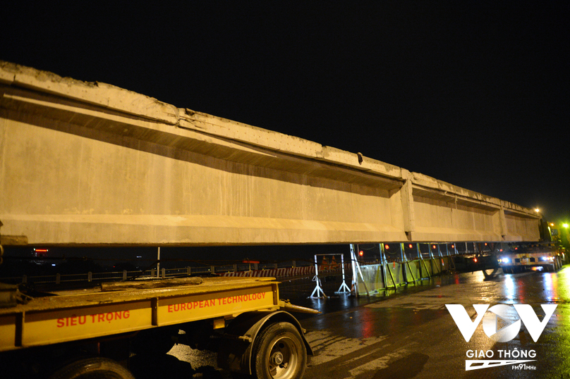 Dầm cầu được đưa lên xe để vận chuyển tới bãi chứa. Theo quan sát, dầm có chiều dài hơn 60m cùng với đó là sức nặng lên tới hàng trăm tấn