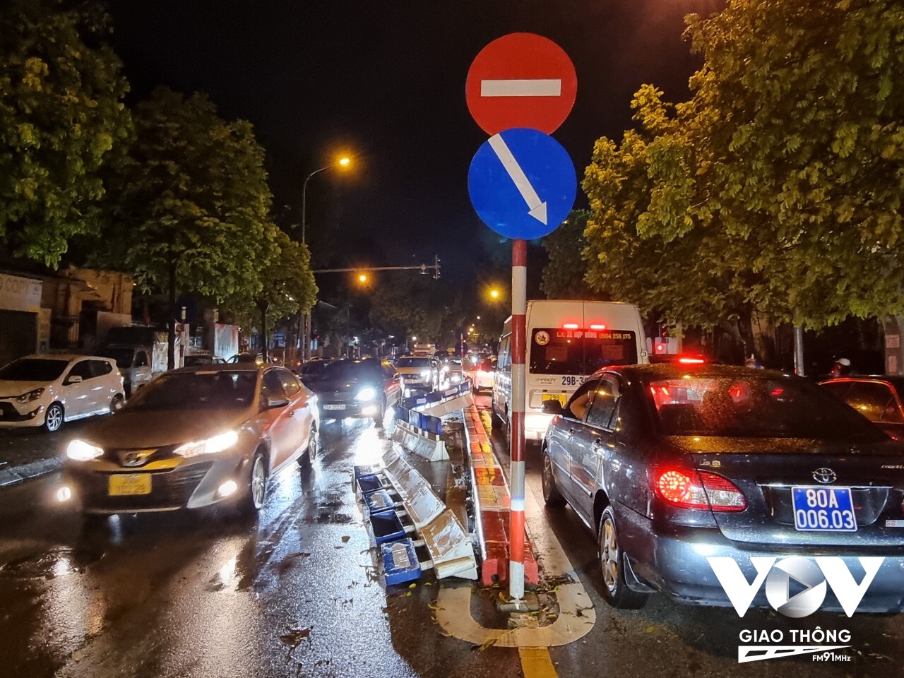 Đổ dải phân cách trên đường Trần Phú gây mất trật tự an toàn giao thông (Ảnh: Hải Bằng/VOVGT)