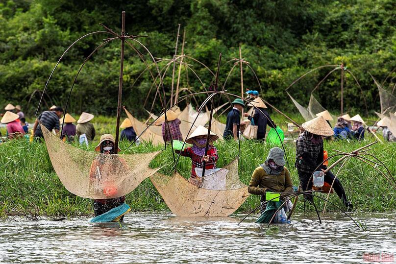 Lễ hội đánh cá Đồng Hoa (còn gọi là Hội đánh Vực), là ngày hội truyền thống của địa phương, tồn tại gần 300 năm nay. Ảnh: Nhân dân