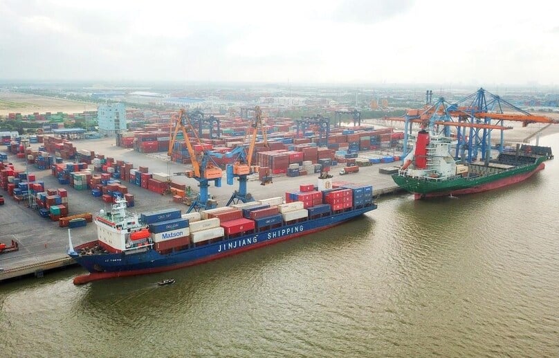 Hãng tàu bốc hàng container tại một cảng biển Việt Nam. Ảnh: CTV/Vietnam+